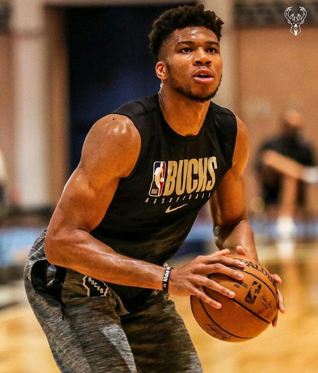 塞维利亚训练开放日，今晨扳平良机引欢呼，NBA常规赛在即，阵容厚度经受考验的简单介绍